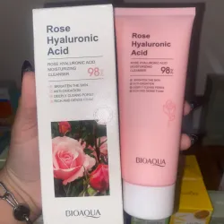 Limpiador facial de ROSAS y ÁCIDO HIALURÓNICO de la marca BIOAQUA de 100g