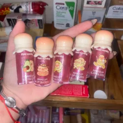 Lip gloss de Capibara de brillitos y aplicador ancho