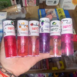 Lip gloss de frutas con brillos y aplicador ancho