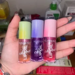 Lip gloss HUDABEAUTY de aplicador ancho y brillitos