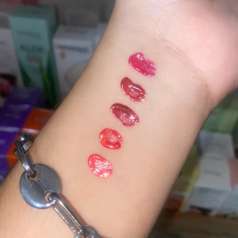 Lip oil con brillitos dupe de LOREAL PARÍS y fórmula de ÁCIDO HIALURÓNICO