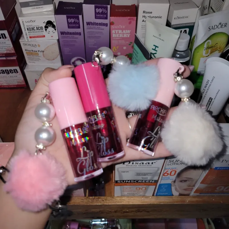 Lip tint con textura de gloss y llaverito con pompón incluído