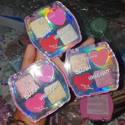 Paleta de rubor en polvo e iluminador
