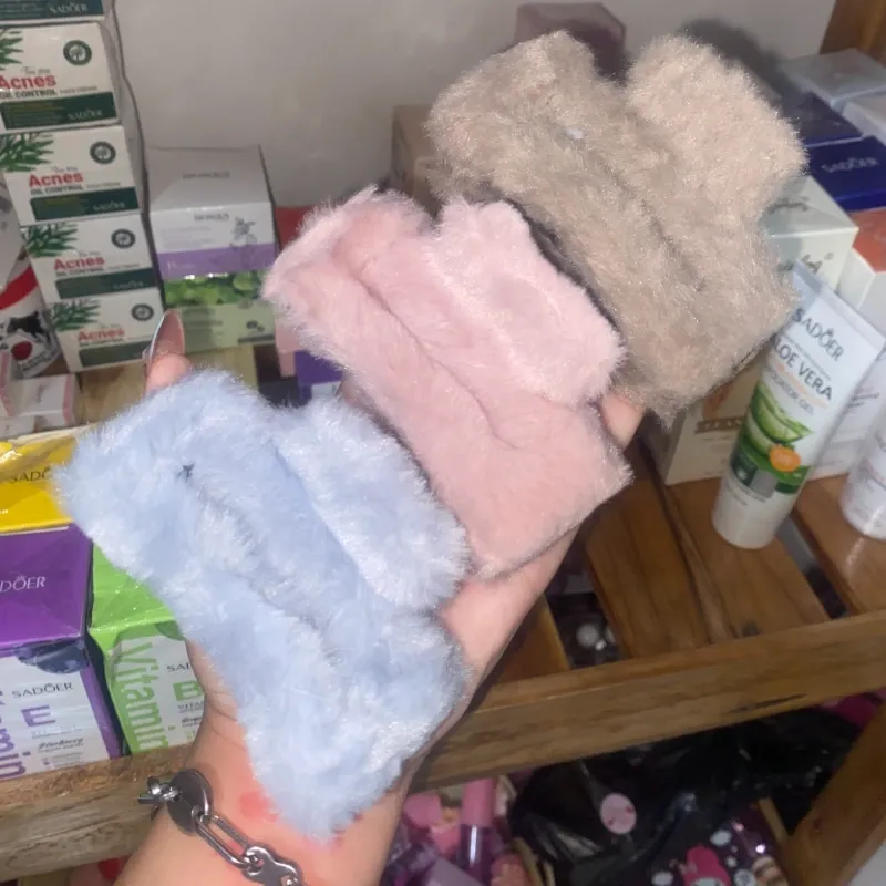 Pellizcos cuadrados de peluche para el cabello