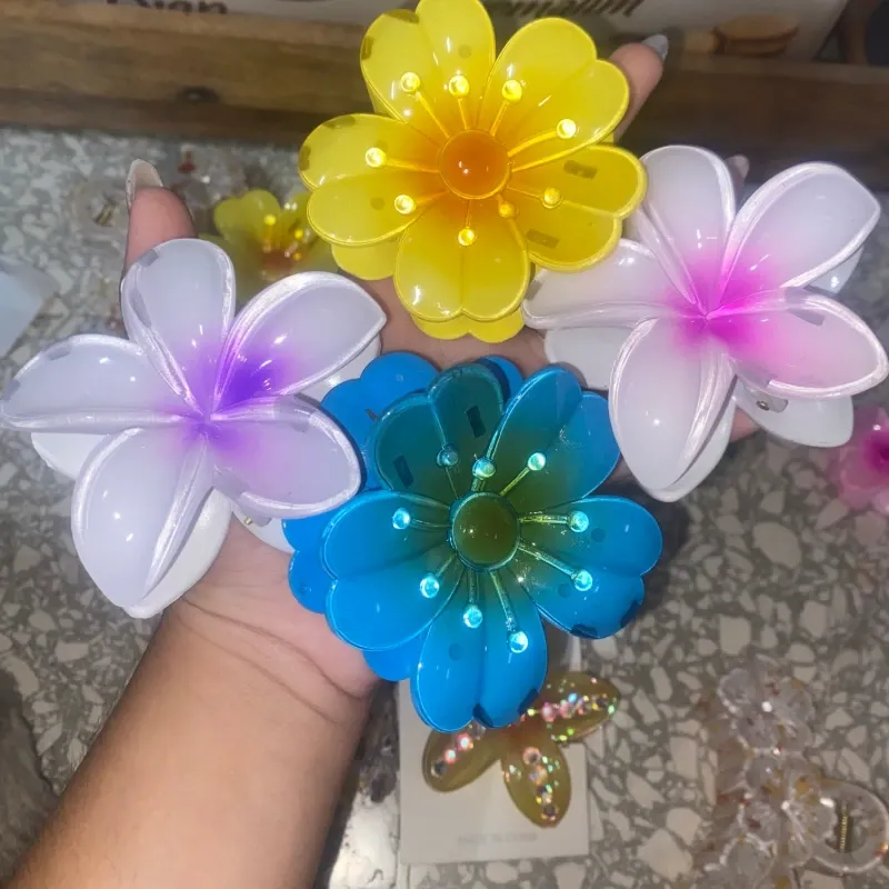 Pellizcos grandes de flores tropicales