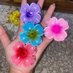 Pellizcos pequeños de flores tropicales