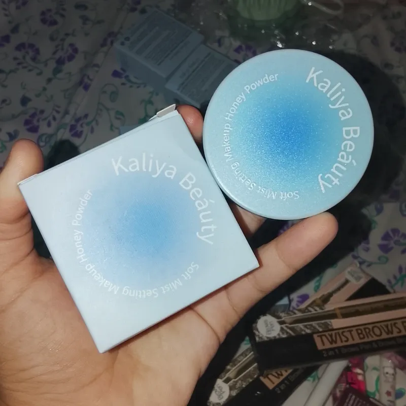 Polvo traslúcido de la marca KALIYA BEAUTY con borla aplicadora