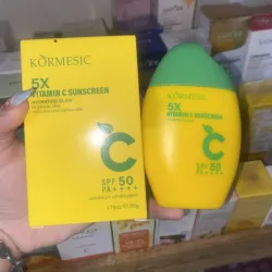 Protector solar de 5X VITAMINA C de SPF50 PA+++ de la marca KORMESIC
