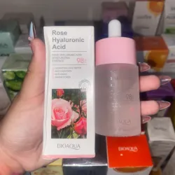 Sérum facial de ROSAS Y ÁCIDO HIALURÓNICO al 98% de la marca BIOAQUA