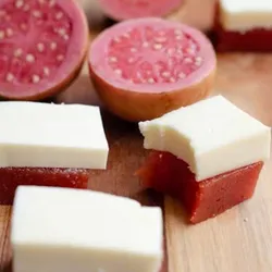 Dulce de guayaba con queso criollo
