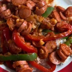 Arroz c/ salchicha en salsa vianda y ensalada