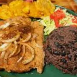 Congri c/pechuga encebollada, vianda y ensalada