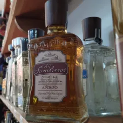 Tequila Tres Sombreros -Añejo- 700ml. 