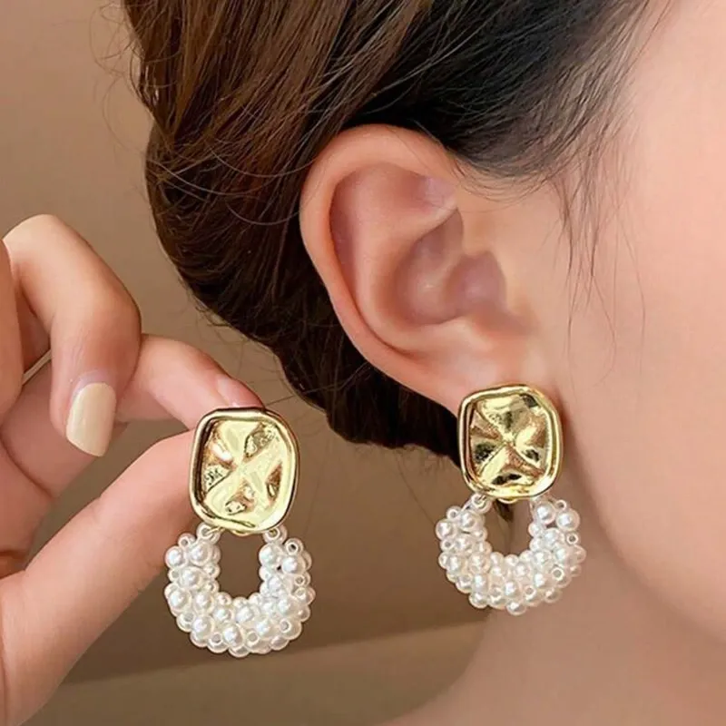 Aretes dorados con perlas