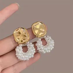 Aretes dorados con perlas