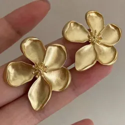 Aretes dorados de fantasía