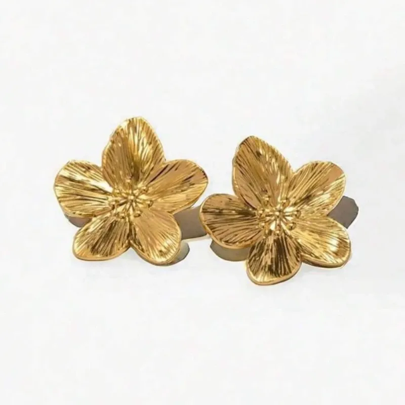Aretes dorados de fantasía