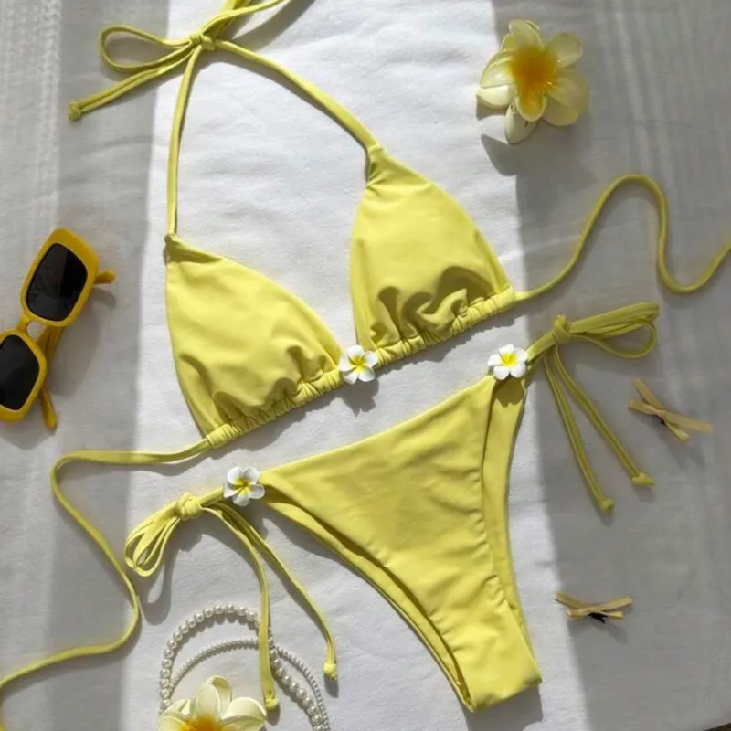 Bikini amarillo con flor