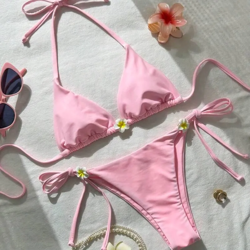 Bikini rosa con flor