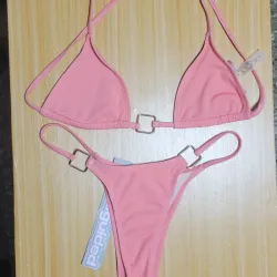 Bikini Rosa de brillitos con adornos dorados