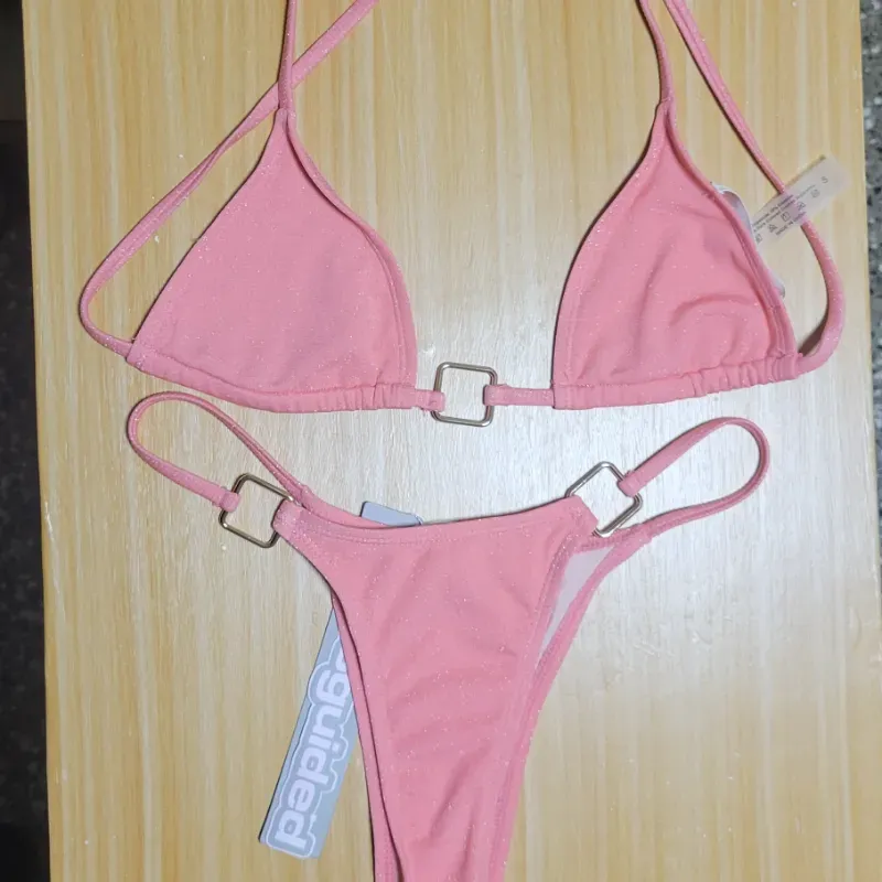 Bikini Rosa de brillitos con adornos dorados