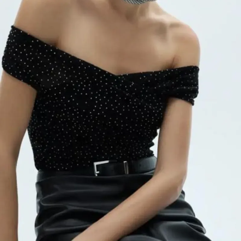 Blusa Negra de Piedras Plateadas