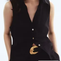 Blusa negra desmangada