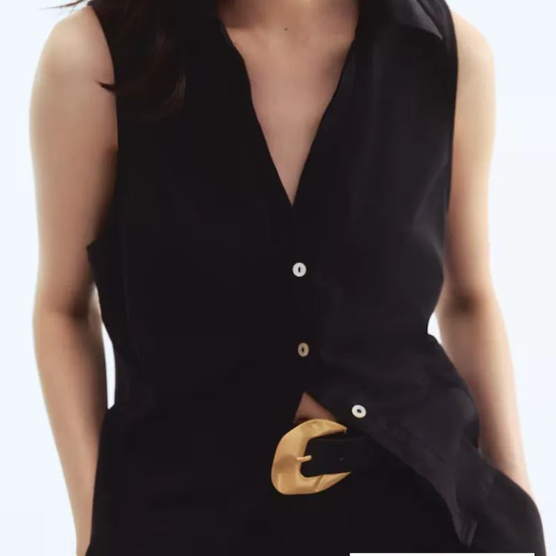 Blusa negra desmangada