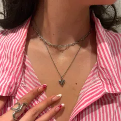 Cadena plateada con dije de corazón
