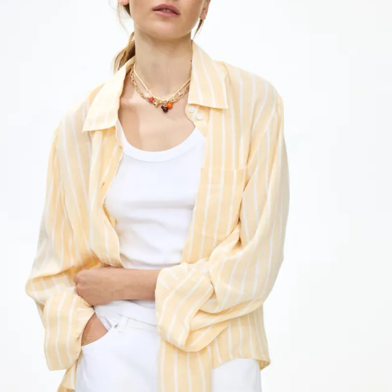 Camisa amarilla de rayas blancas