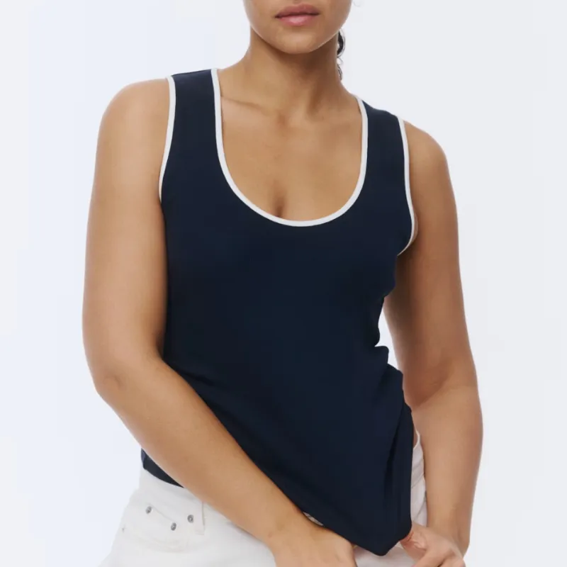 Camiseta azul oscura con bies blanco