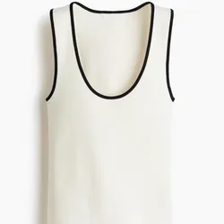 Camiseta blanca con bies oscuro