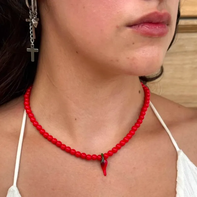Collar con dije de caracol rojo