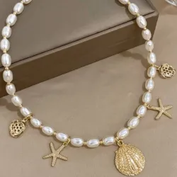 Collar con perlas y dije de concha