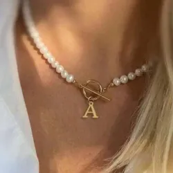 Collar con perlas y dije de letra
