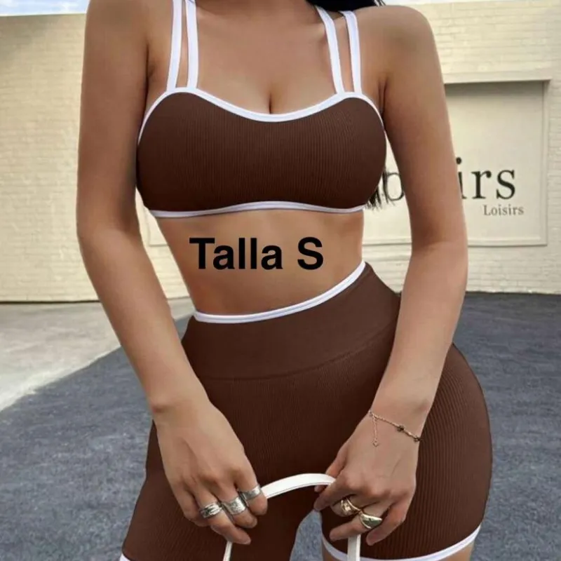 Conjunto carmelita y blanco