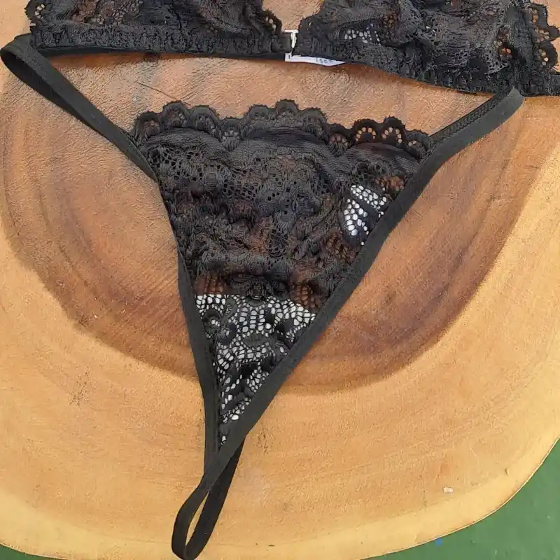 Conjunto de lencería negro de encaje a relieve