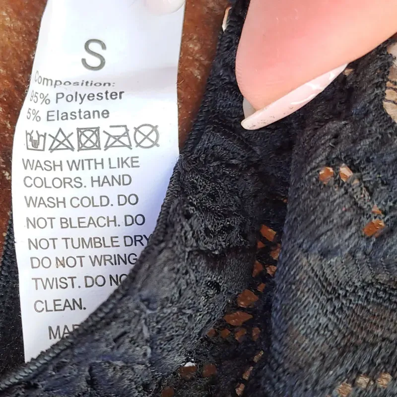 Conjunto de lencería negro de encaje a relieve