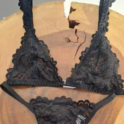 Conjunto de lencería negro de encaje a relieve
