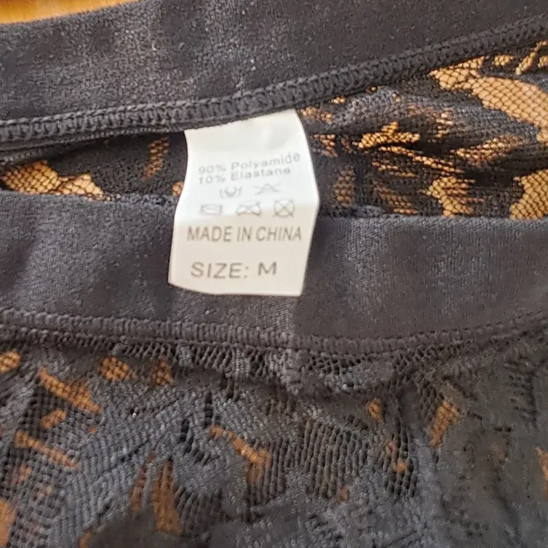 Conjunto de lencería negro de encaje con fajín