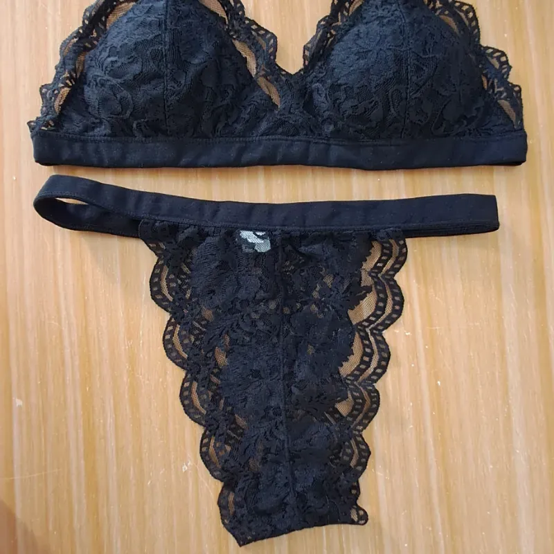 Conjunto de lencería negro de encaje con fajín