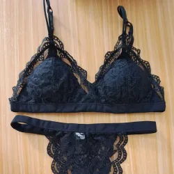 Conjunto de lencería negro de encaje con fajín