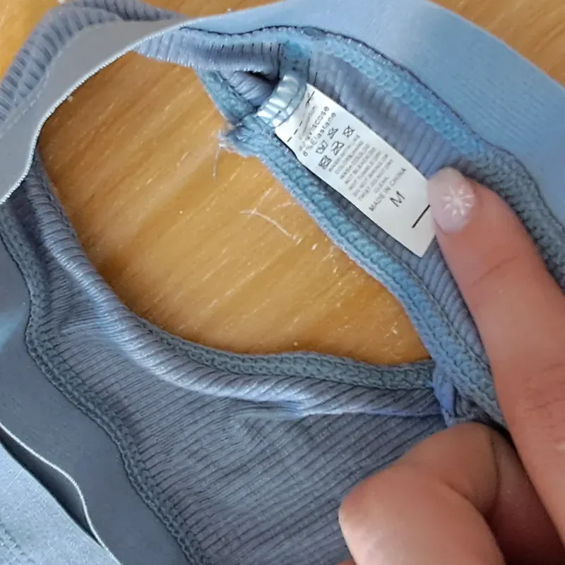 Conjunto gris de sostén y tanga