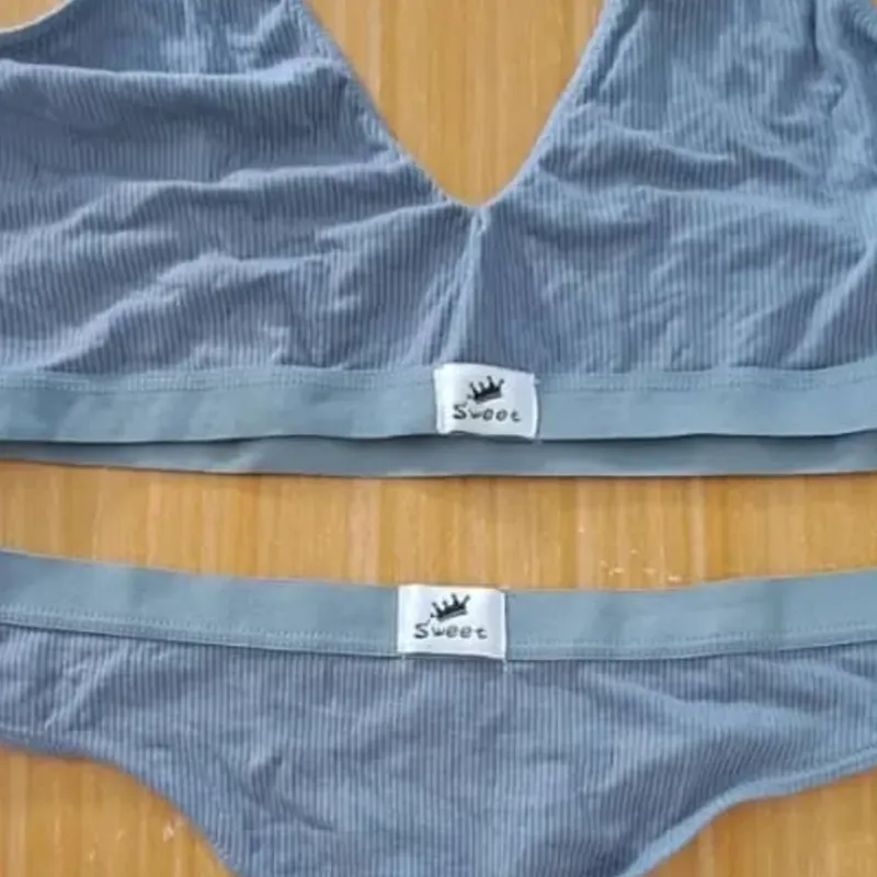 Conjunto gris de sostén y tanga