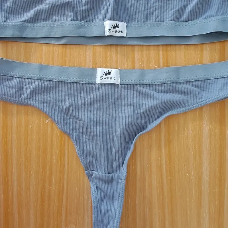 Conjunto gris de sostén y tanga