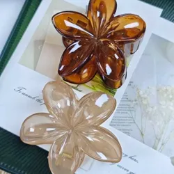Gancho para cabello. Flores monocromáticas