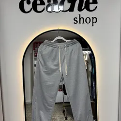 Jogger gris ajustado en piernas con lazo blanco 