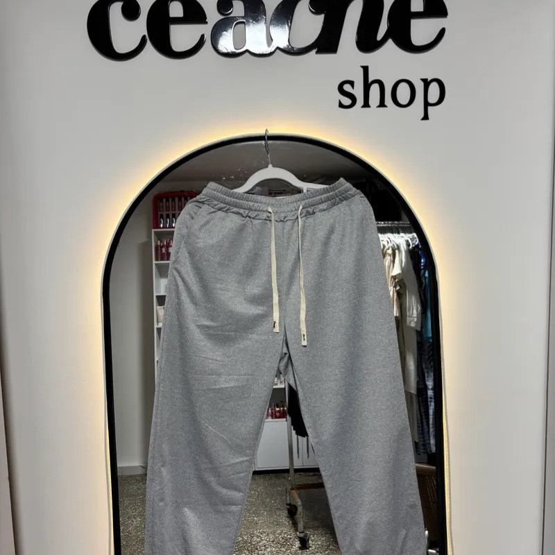 Jogger gris ajustado en piernas con lazo blanco 