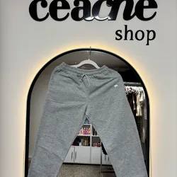 Jogger gris ajustado en piernas 