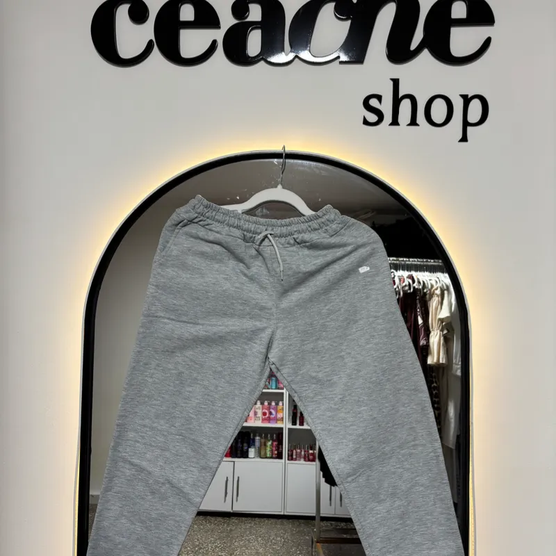 Jogger gris ajustado en piernas 